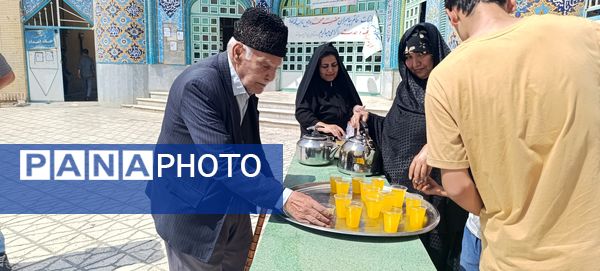 توزیع شربت و شیرینی به مناسبت میلاد پیامبر اسلام (ص) 