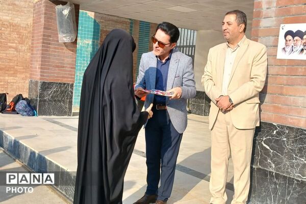  تقدیر از افتخار آفرینان دبیرستان نمونه دولتی مولود کعبه(ع) در مسابقات نمایشگاه دفاع مقدس