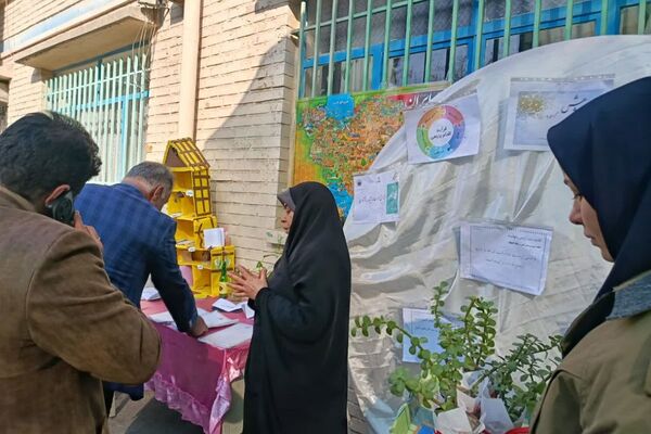 نمایشگاه دستاوردهای دانش آموزی در دبستان دخترانه وحیدکیهانی ناحیه یک شهرری
