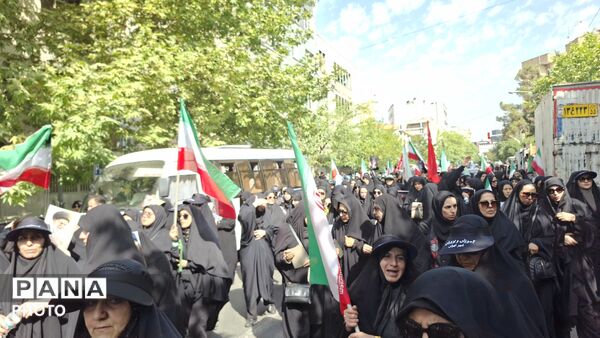  حضور حماسی فرهنگیان منطقه ۳ در مراسم وداع با رهبر شهید