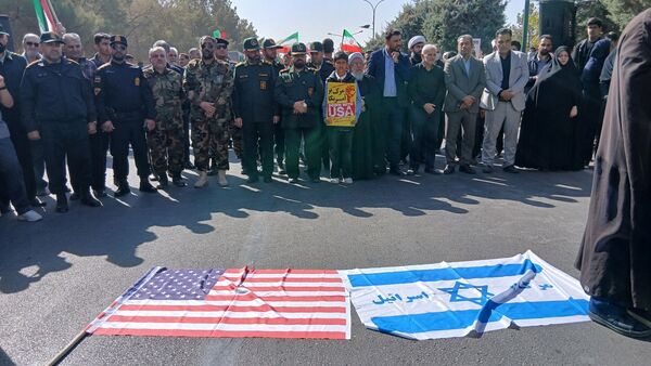 راهپیمایی 13 آبان دانش‌آموزان و مسئولین شهر مهستان