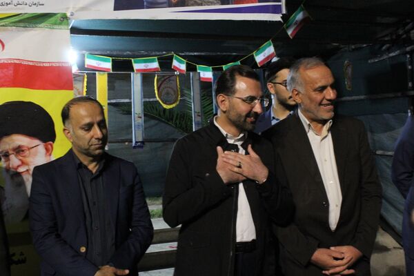 بازدید قائم‌مقام سازمان دانش‌آموزی از غرفه نوجوان مبارز و شهدای دانش‌آموز ورامین