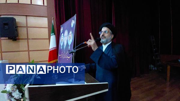 همایش تجلیل از مدیران و کارکنان نمونه شهرستان محمودآباد 