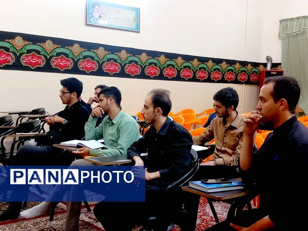 کلاس تفسیر قرآن در ارامگاه شهید مدرس 