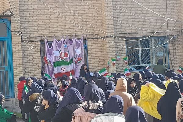 جشن دهه فجر در دبیرستان آزاده رودهن 