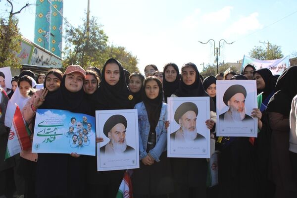 جوشش حماسه در گام های کوچک دانش آموزان امروز سفیران فردا