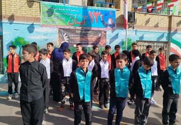 از فریادِ مرگ بر آمریکا تا اشکِ عزایِ مادر