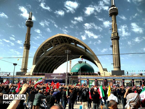 حضور دانش‌آموزان مدارس صدرای ولایت و شاهد فرقانی بناب در تشییع رهبر شهید