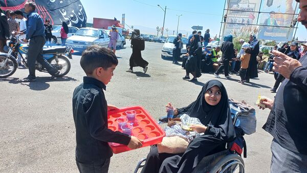 حضور زائران پیاده در جاده غدیر مشهد به نیشابور