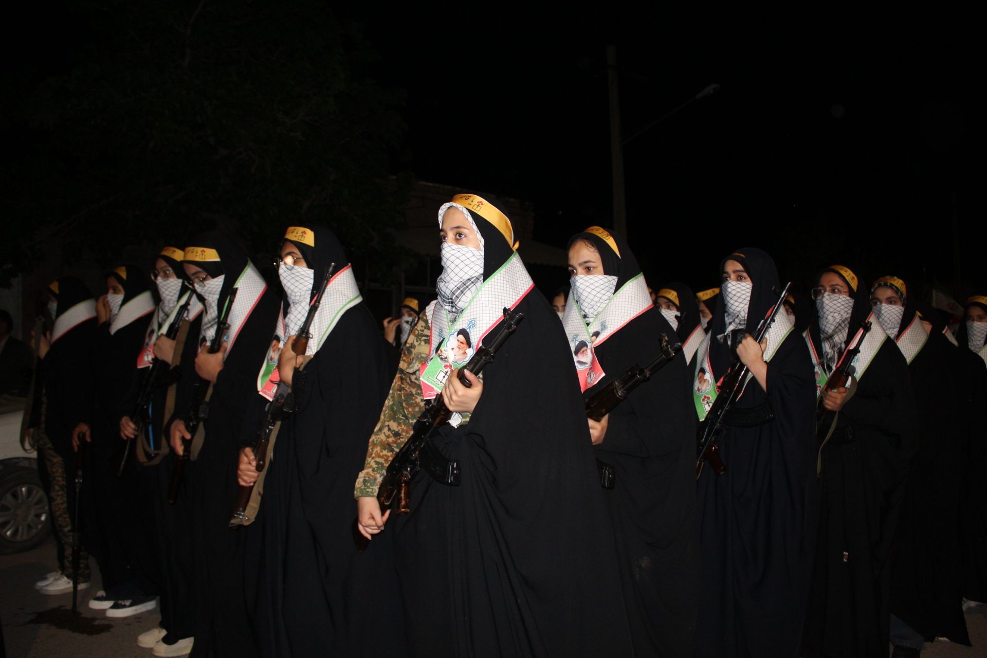 حضور پرشور دختران جان‌فدا در اجتماع شبانه با لباس بسیجی