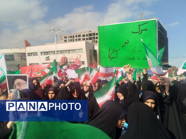 خروش ۱۳ آبان در مشهد؛ دانش‌آموزان، نماد ایستادگی