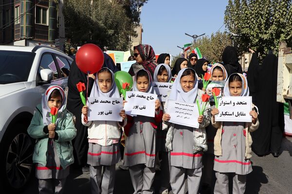 حضور پرشور دانش‌آموزان و مسئولین در راهپیمایی ۱۳ آبان در ناحیه یک بهارستان