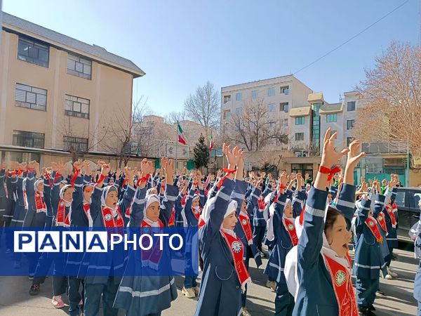 برافراشته شدن پرچم ایران در اداره آموزش و پرورش منطقه ۱۰