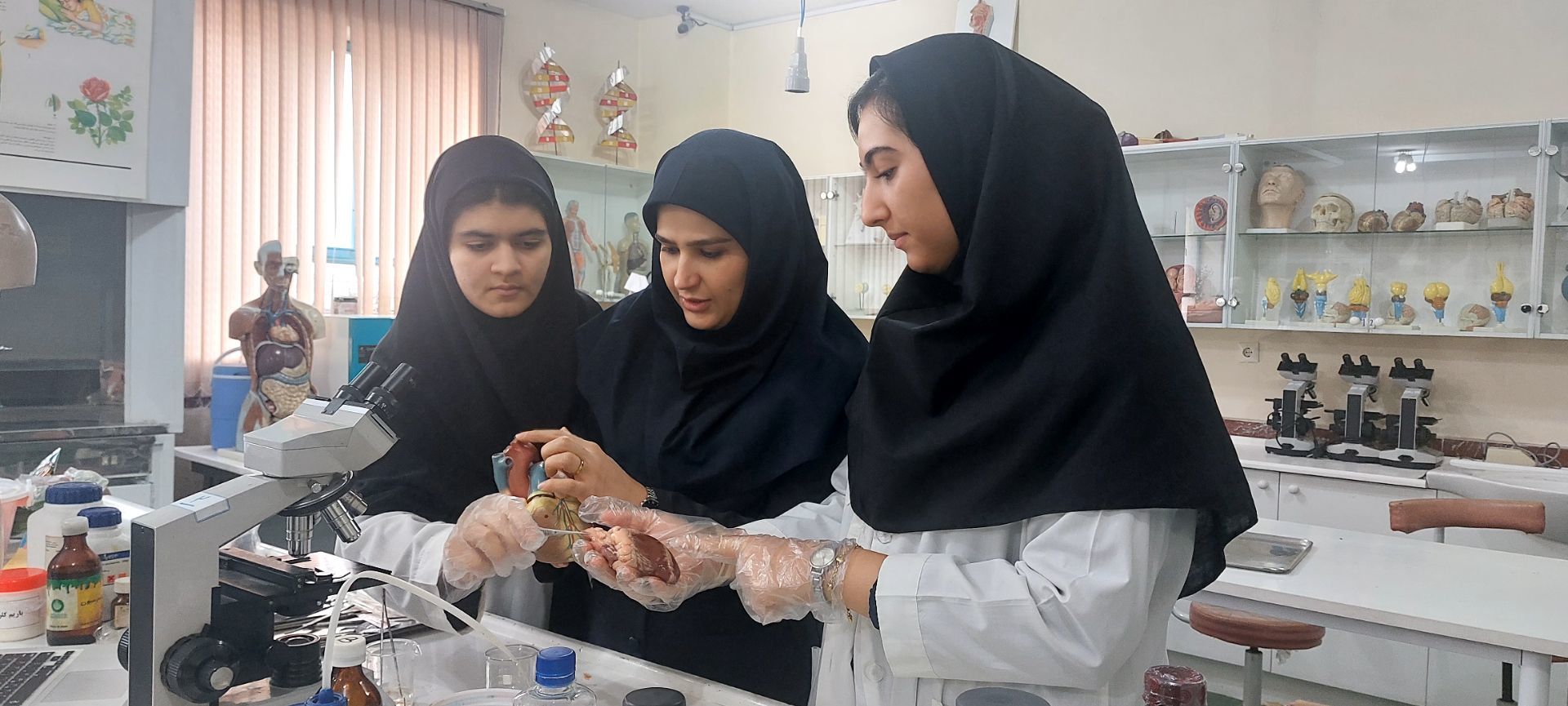  علم در دستان دانش‌آموزان شبستری تپید