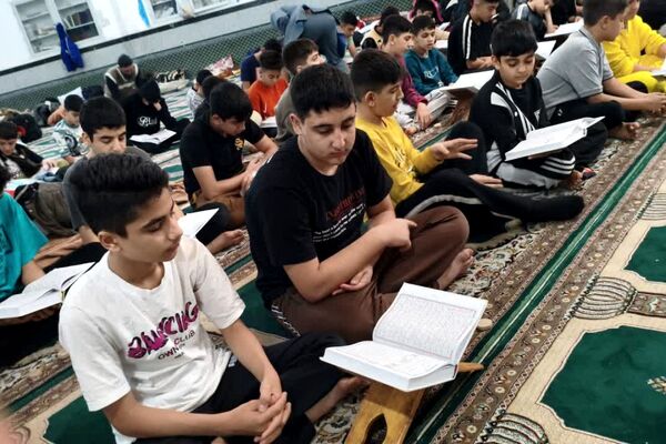 اعتکاف دانش آموزی در مسجد حضرت ابوالفضل قیامدشت