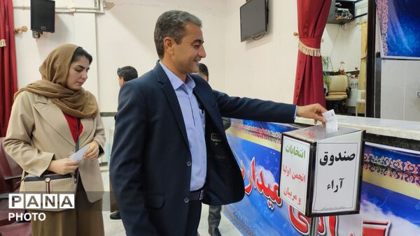 انتخابات انجمن اولیا و مربیان در مدرسه پسرانه نمونه فرزانگان در شهرستان شیروان 