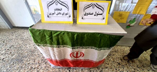 انتخابات شورای دانش آموزی در دبیرستان دخترانه امید 