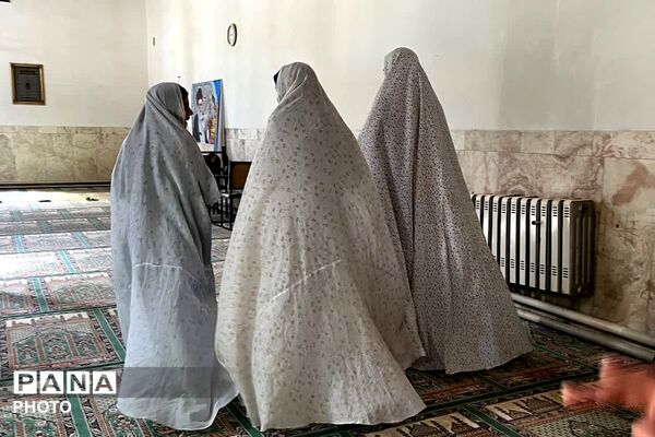 تصویر بندگی دانش‌آموزان در ماه خدا