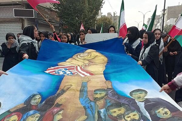 حضور پرشکوه دانش‌آموزان کهریزک و باقرشهر در راهپیمایی ۱۳ آبان