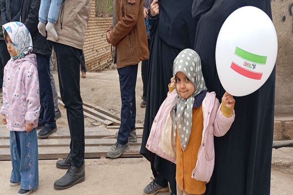حضور کودکان و دانش آموزان در راهپیمایی یوم‌الله ۲۲بهمن در شهر بار نیشابور