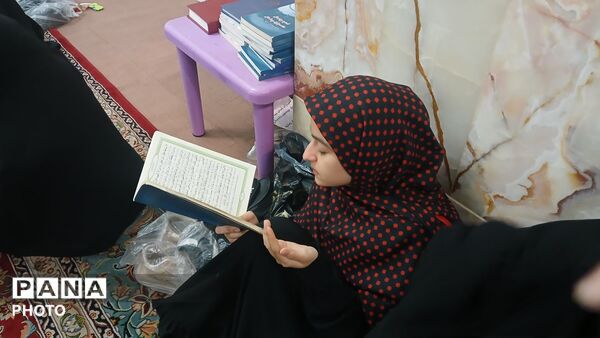 مردم کاشمر در زیارتگاه شهید مدرس قرآن بر سر گرفتند