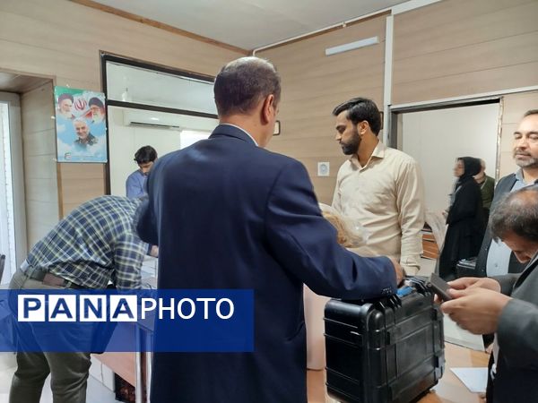 توزیع صندوق‌های اخذ رای دور دوم چهاردهمین دوره انتخابات ریاست جمهوری شهرستان کاشمر 