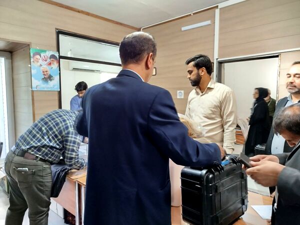 توزیع صندوق‌های اخذ رای دور دوم چهاردهمین دوره انتخابات ریاست جمهوری شهرستان کاشمر 