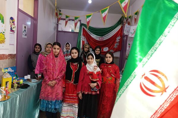 نمایشگاه آثار هنری دانش‌آموزان در دبستان نرجس بهارستان‌دو