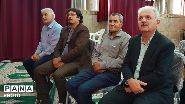جشن ستارگان و تجلیل از شاگردان برتر آموزشی و فرهنگی دبیرستان شاهد بحرینیان ناحیه۴ 