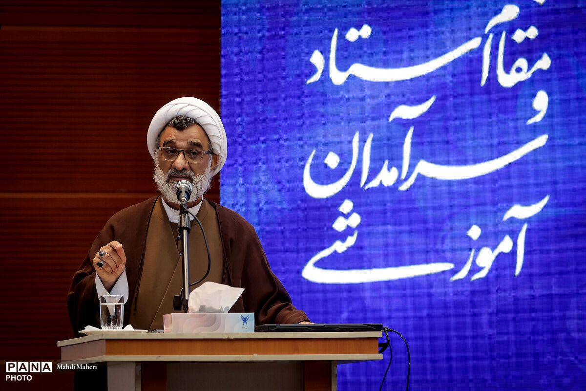 خسروپناه: هر استاد، چراغی برای زیست مؤمنانه و وطن‌خواهانه