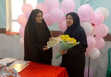 عاشقانه و با برنامه‌ریزی با دانش‌آموزان کار می‌کنم