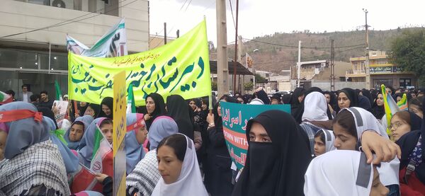 دانش‌آموزان شهرستان دره شهر در روز دانش‌آموز، شعارهای ضد استکباری سر دادند