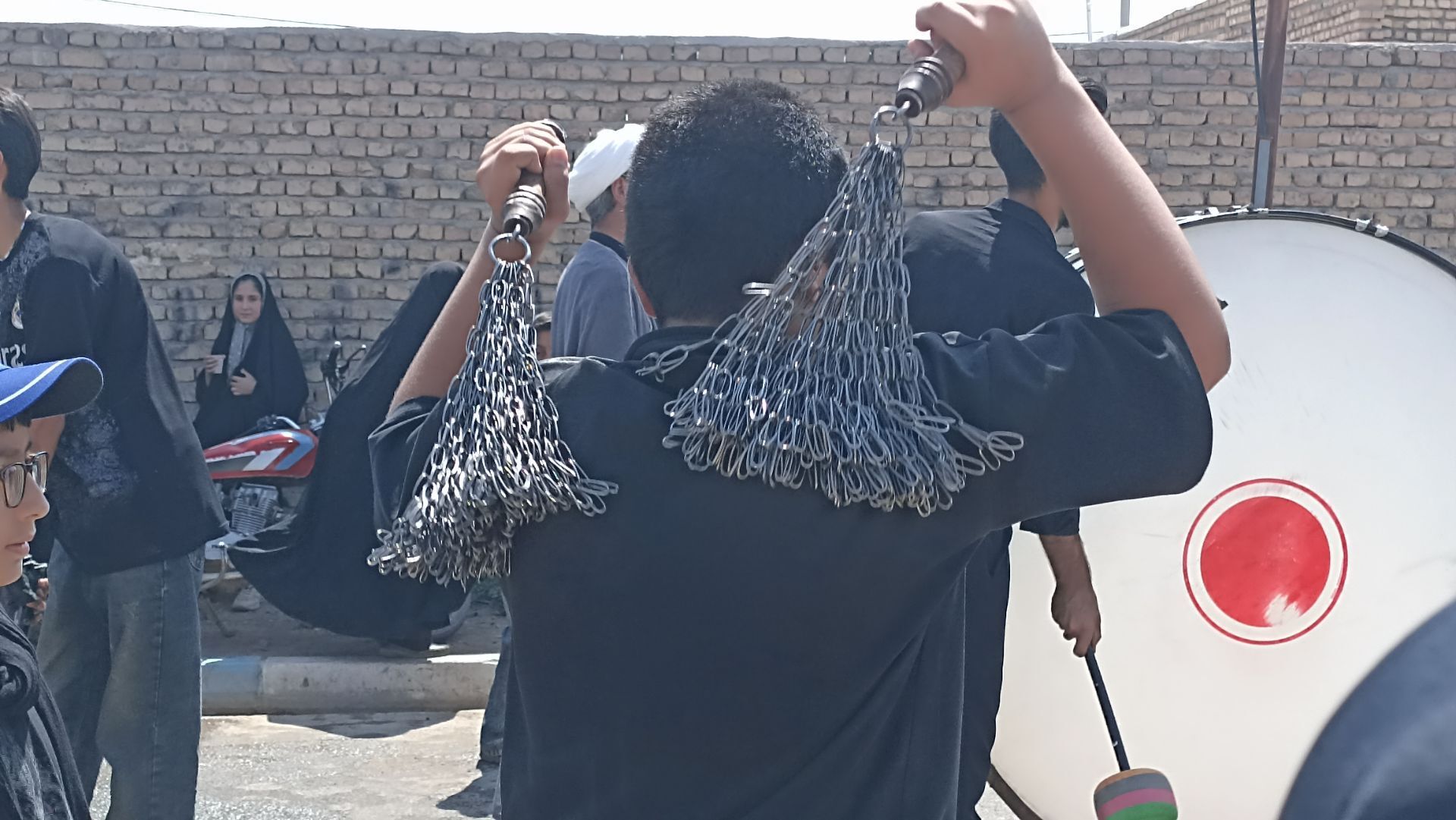 از کودکان تا بزرگسالان؛ زنجیر پیوند دل‌ها در روز عاشورا در روستای سرحوضک کاشمر