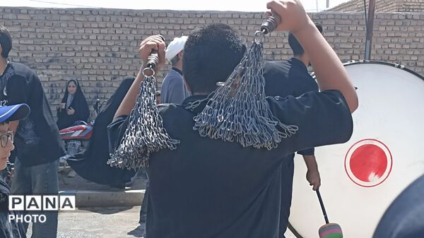 از کودکان تا بزرگسالان؛ زنجیر پیوند دل‌ها در روز عاشورا در روستای سرحوضک کاشمر
