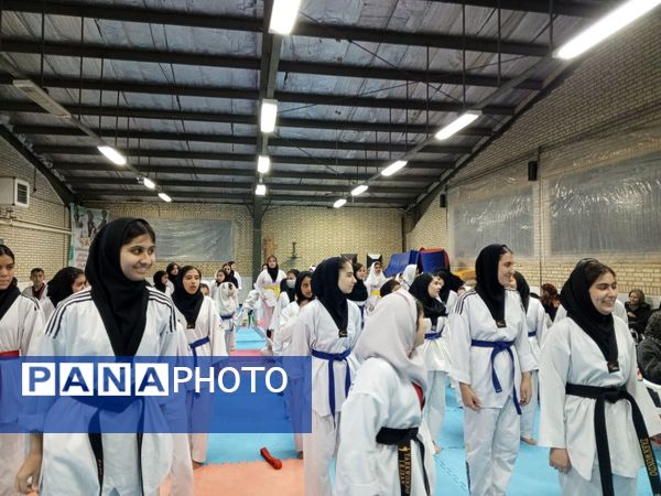 اهدای کمربند به تکواندو کاران فاروجی