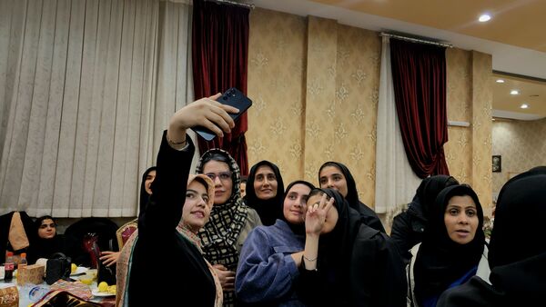 جشن فارغ‌التحصیلی دانش‌آموزان دختر بروجنی