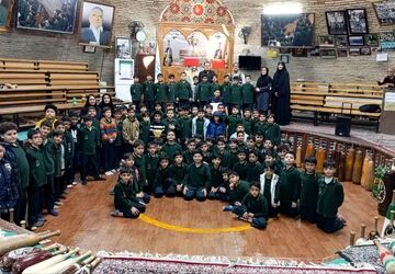 آشنایی دانش آموزان دبستان جوادالائمه با آیین پهلوانی به مناسبت دهه فجر