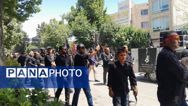 مراسم زنجیر زنی و سینه زنی به مناسبت سالگرد رحلت امام در نیشابور 