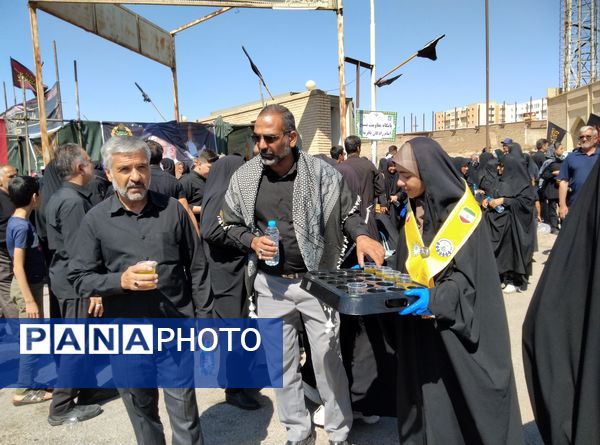 برپایی موکب سازمان دانش‌آموزی و رادیو پانا خراسان جنوبی در مسیر پیاده‌روی جاماندگان اربعین 