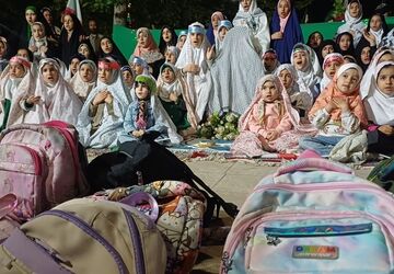 حضور دختران به همراه کوله پشتی در چهارباغ خرم‌آباد مصادف با دهه کرامت
