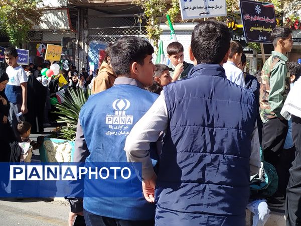 حضور پرشور دانش‌آموز خبرنگاران پانا کاشمر در راهپیمایی ۱۳ آبان