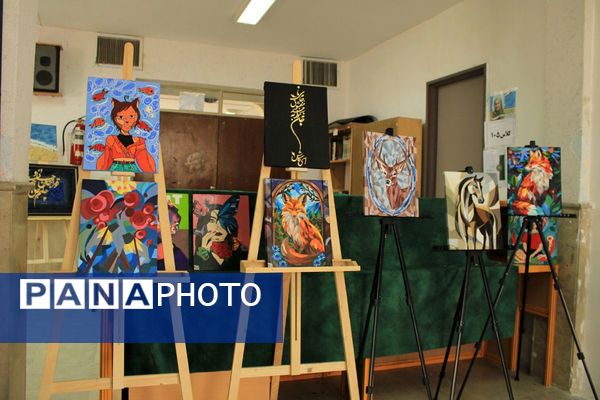 نمایشگاه آثار هنرجویان هنرستان فنی‌وحرفه‌ای دخترانه آفرینش پردیس