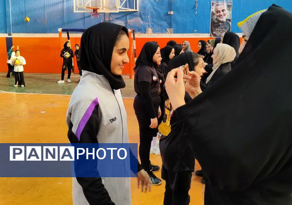 تقدیر از دختران برگزیده مسابقات ورزشی در شهر جعفریه قم