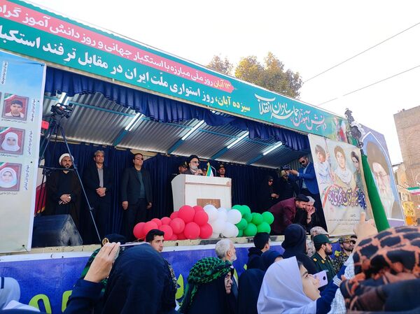 حضور پرشور دانش‌آموزان در راهپیمایی روز ۱۳ آبان