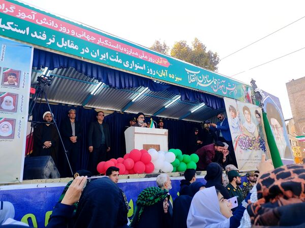 حضور پرشور دانش‌آموزان در راهپیمایی روز ۱۳ آبان