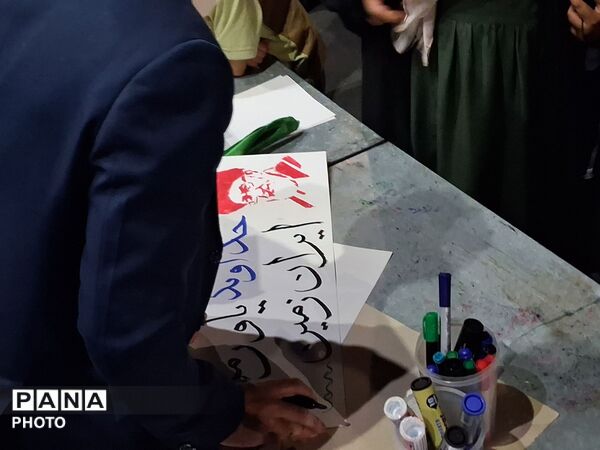 تابلو هایی بر آسمان؛ سخنانی از دل مردم تا عکس رهبری