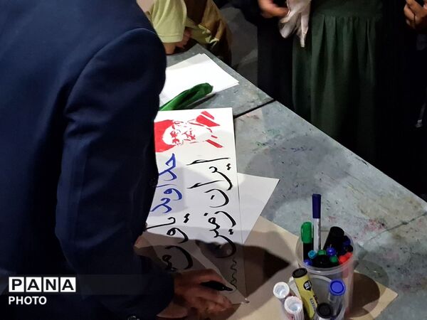 تابلو هایی بر آسمان؛ سخنانی از دل مردم تا عکس رهبری