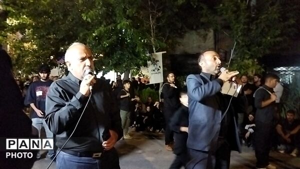 اجرای گروه دمام زنی در حسینیه امام خمینی در شب عاشورا 