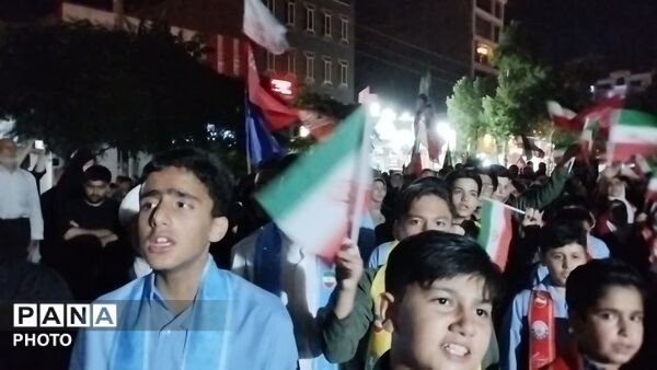 اجرای  سرود حماسی «باید برخاست» توسط دانش‌آموزان پیشتاز ساوجبلاغ