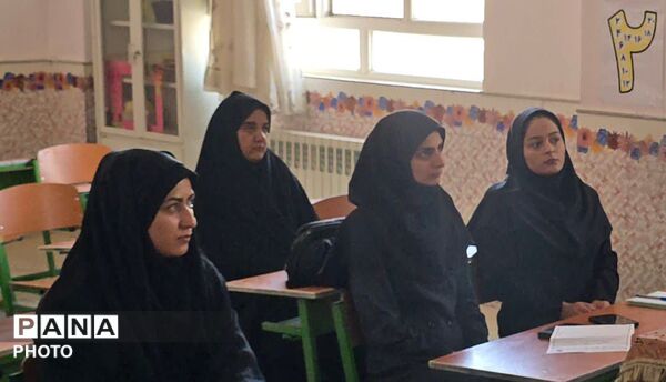 توسعه شایستگی حرفه‌ای مربیان کودکستان‌های بافق و بهاباد